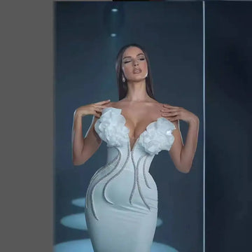 White temperament socialite flower chain evening dress in a form-fitting gown with ruffled shoulders and silver beaded sides